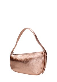 Borsa a mano rosa oro metallica con forma curva, superficie liscia e tracolla, dotata di chiusura con zip lungo la parte superiore.