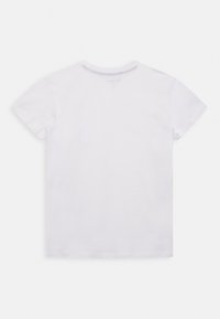 Biała koszulka z krótkim rękawem, klasyczny okrągły dekolt, gładki materiał bawełniany, czysty design, bez widocznych logo czy wzorów, prosta i niezdobiona.