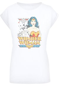 Hvit t-skjorte med grafisk trykk av Wonder Woman i livlige farger, tekst, stjerner og en vintage tegneseriestil.