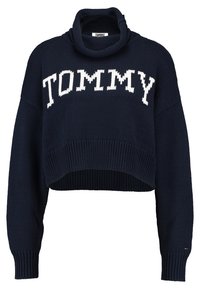 Navy-blau gestrickter Cropped-Pullover mit hohem Kragen, auf dem in weißen Buchstaben "TOMMY" auf der Vorderseite steht, sowie gerippten Bündchen.