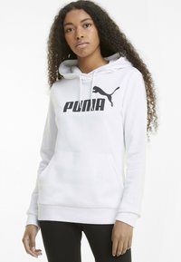 Hanorac alb cu glugă, realizat dintr-un material moale, având o buzunare tip canguru, manșete ribbate și un logo mare negru Puma pe față.