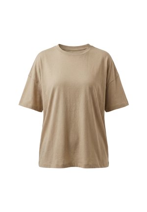 Beżowy, luźny bawełniany t-shirt z krótkim rękawem, okrągłym dekoltem i opuszczonymi ramionami, prezentowany na białym tle.