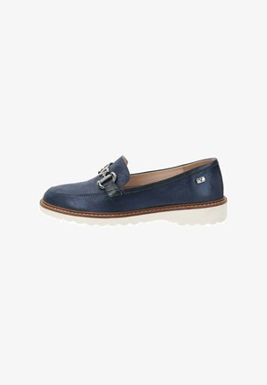 Mocassin en cuir bleu marine avec un bout rond, détail de boucle métallique, semelle en caoutchouc blanc et couture marron le long du bord.