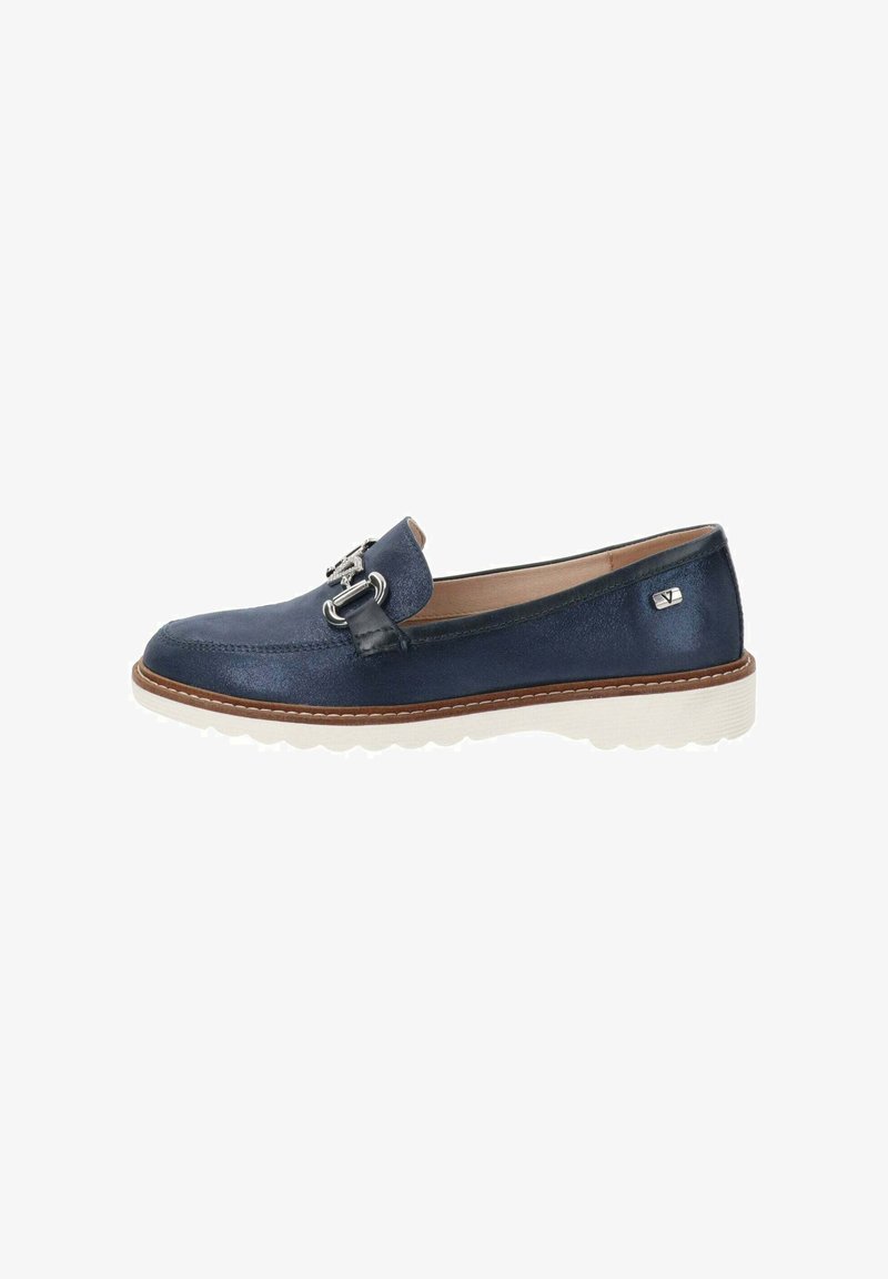 Scarpa slip-on in pelle blu navy con punta arrotondata, dettaglio con fibbia metallica, suola in gomma bianca e cuciture marroni lungo il bordo.
