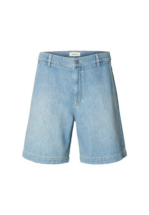 Short en denim bleu clair avec fermeture par bouton et zip, passants de ceinture et ourlets roulés, présenté sur fond blanc.