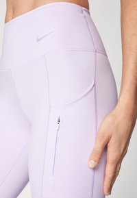 Nike Performance Pajkice - lilac bloom/black