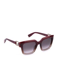 Lunettes de soleil carrées bordeaux avec verres foncés dégradés et accents de charnières métalliques argentées sur les branches.