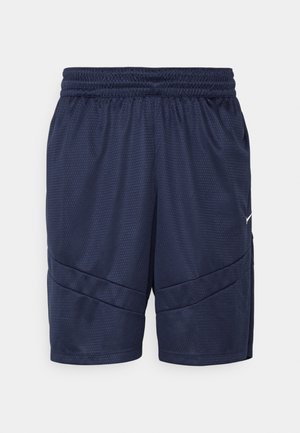 Shorts de sport de couleur marine en tissu en maille respirant. Comprend une taille élastique et des panneaux de conception en biais. Accent logo blanc.