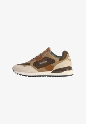 Beige- und braune Sneaker aus Mesh- und Wildledermaterialien, mit strukturierten Akzenten, einem Logo an der Seite und einer kontrastierenden Gummisohle.