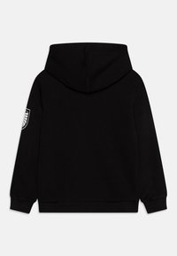 Felpa nera con cappuccio, caratterizzata da una patch sulla manica sinistra, polsini e fondo a costine, e una texture liscia e morbida.
