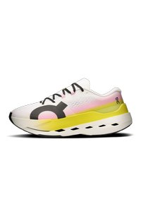 Pantof de alergare ușor, în culorile alb, roz și galben. Dispune de o parte superioară din plasă respirabilă, șireturi negre și o talpă amortizată, cu design sculptat.