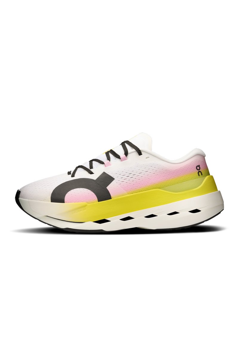 Pantof de alergare ușor, în culorile alb, roz și galben. Dispune de o parte superioară din plasă respirabilă, șireturi negre și o talpă amortizată, cu design sculptat.