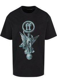 Čierne bavlnené tričko s metalickou tyrkysovou grafikou okrídleného muža, ktorý drží kruhový emblém nad zemeguľa. Okrúhly výstrih.