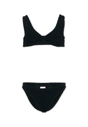 Set bikini nero a due pezzi con consistenza, top con scollo a V e spalline larghe e slip coordinati a vita alta.