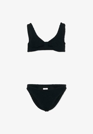 Ensemble bikini deux pièces noir texturé avec un haut col en V avec larges bretelles et bas assortis taille haute.
