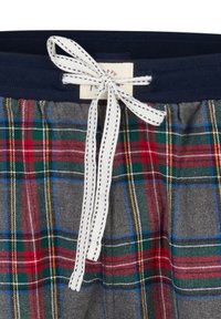 Geruite lounge shorts met een ruitpatroon in grijs, rood en groen, voorzien van een navy elastische tailleband en een witte trekkoord met stippenaccenten.