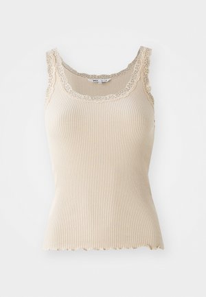 Débardeur beige à côtes avec une bordure en dentelle le long de l'encolure et des bretelles. Détail à ourlet festonné, fabriqué en tissu à texture douce pour le confort.