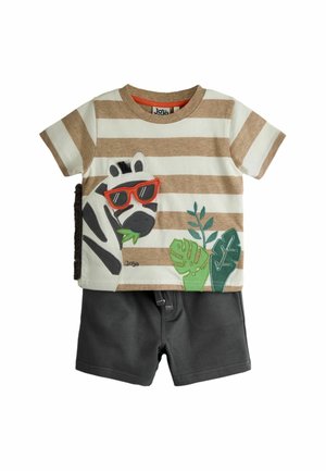 Gestreept beige-wit T-shirt met korte mouwen, bedrukt met een zebra die rode zonnebrillen draagt en groene bladeren, gecombineerd met effen donkergrijze shorts.