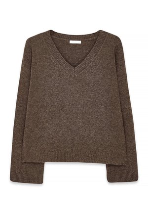 Brauner, gestrickter Pullover mit langen Ärmeln, V-Ausschnitt und gerippten Bündchen sowie Saum, vor weißem Hintergrund präsentiert.