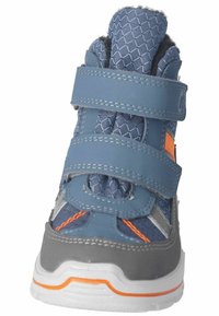 Zapatilla azul y gris con parte superior texturizada, dos correas de Velcro, acentos naranjas y una suela blanca gruesa con una franja naranja.