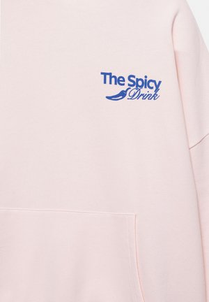 Felpa rosa chiaro con tasca frontale e scritta blu "The Spicy Drink" accompagnata da una grafica di peperoncino sul petto.