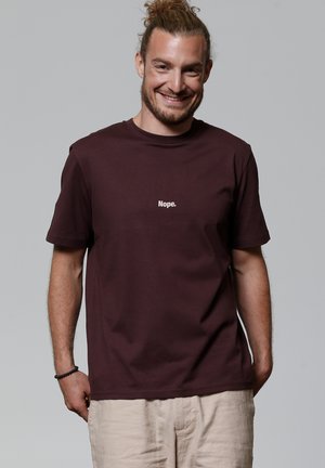 NOPE - Basic T-shirt - red brown