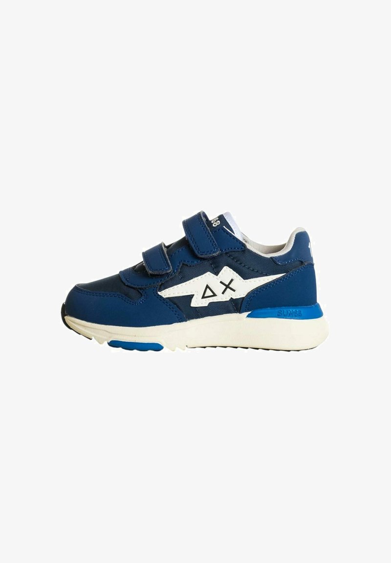 Scarpe sportive blu navy con accenti bianchi, dotate di due cinghie a strappo, suola imbottita e suola in gomma stampata per una migliore aderenza.
