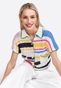 Chemise à manches courtes en crochet tricotée multicolore avec un col. Présente des rayures de rose, bleu, jaune et vert.