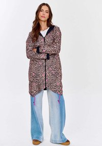Dlouhá bunda s leopardím potiskem v růžové, hnědé a černé barvě, s námořnickým límcem, předním zipem a nastavovacími šňůrkami na spodním lemu. Nositelná přes džíny.