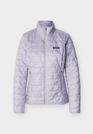 Chaqueta acolchada de color púrpura claro con cremallera completa, cuello alzado, bolsillos laterales con cremallera y logo de Patagonia en el pecho.