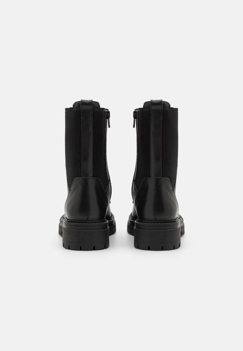 Czarne botki za kostkę z gładką skórzaną powierzchnią, elastycznymi panelami bocznymi i grubą gumową podeszwą, z podwójnymi zamkami bocznymi dla łatwego zakładania.