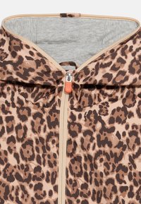 Μπουφάν με λεοπάρ σχέδιο, μπεζ φερμουάρ και πορτοκαλί τράβηγμα φερμ ουάρ, που εμφανίζει διπλωμένο γιακά και εσωτερική επένδυση ανοιχτού γκρι χρώματος.