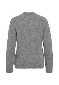 Šedý vlněný svetr má jednoduchý, boxy design s dlouhými rukávy a kulatým výstřihem. Textura vypadá měkce a mírně nadýchaně.