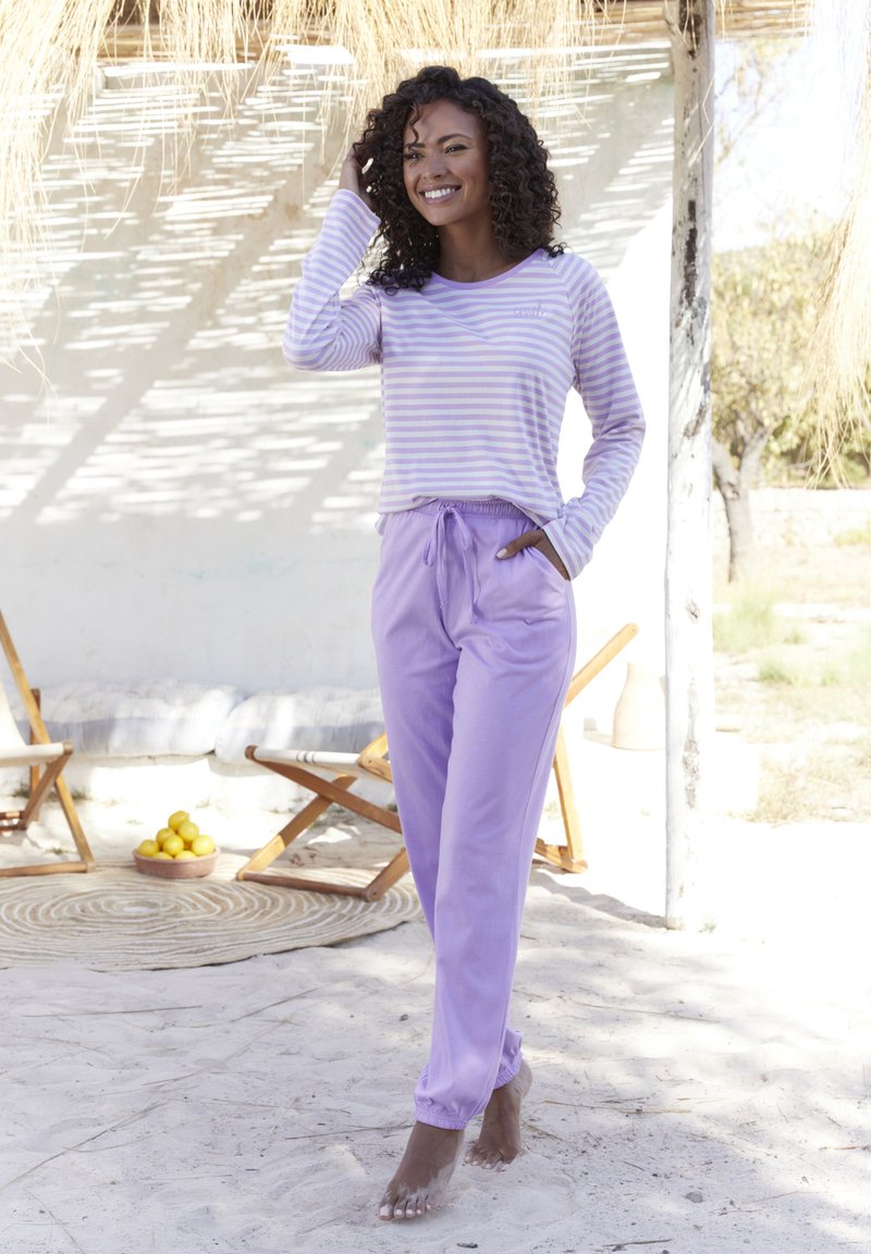 Chemise rayée à manches longues en lavande et blanc avec une coupe décontractée, accompagnée d'un pantalon de jogging violet clair avec une taille élastique et des poignets.