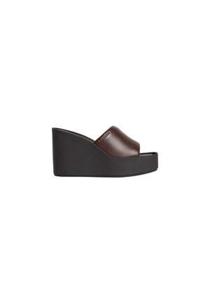 Sandale mule en cuir marron à bout ouvert avec semelle compensée noire épaisse et logo de la marque embossé sur la bride supérieure.