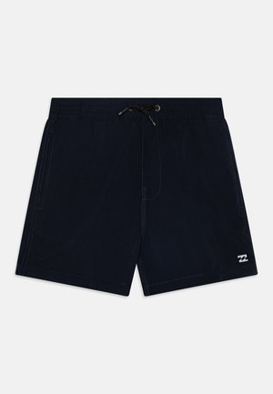 Shorts de bain bleu marine avec une taille élastique et un cordon de serrage ajustable. Dotés de coutures contrastées et d'un petit logo sur le bas à gauche.