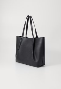 Sac fourre-tout en cuir noir avec une surface texturée, ouverture en haut, doubles poignées et une forme simple et structurée. Pas de matériel ou d'accents visibles.