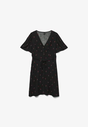 Vestido preto com mangas curtas e esvoaçantes, apresentando um decote em V e um padrão de cerejas dispersas em vermelho e verde, cintura ajustável com laço e fecho de botão.