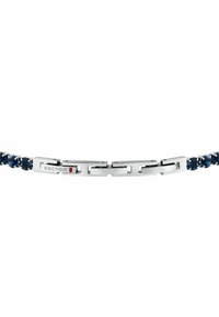 Bracciale in tonalità argento con gemme blu, caratterizzato da anelli intrecciati e un dettaglio del logo. Il materiale presenta una finitura metallica lucida.