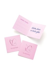 Trys rožinės kortelės su drugelio logotipu ir žodžiu "GLANZVOLL"; viena kortelė atvira su vokiečių tekstu, dėkojančiu ir vertinančiu kažką.