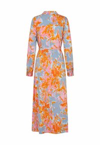 Langarmkleid mit blauem Hintergrund und einem abstrakten blauen und pinken Blumenmuster, tailliert mit einem Gürtel und einem geknöpften Kragen.