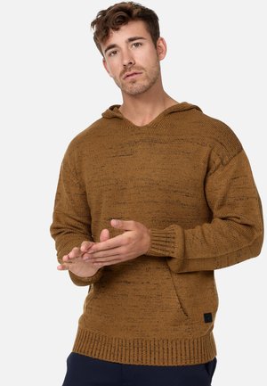 Sudadera de punto marrón con un acabado texturizado, que presenta un bolsillo frontal, puños y dobladillo acanalados. El diseño incluye una capucha con cordones.