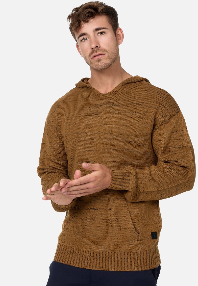 Haut en tricot marron avec une finition texturée, doté d'une poche frontale, de poignets côtelés et d'un ourlet. Le design comprend une capuche avec cordon de serrage.