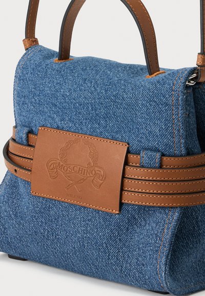 Μικρή μπλε τσάντα από denim με καφέ δερμάτινες λαβές και καφέ δερμάτινο πατς με ανάγλυφο λογότυπο Moschino και στεφάνι δάφνης.