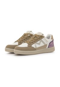 Zapatilla en color beige y blanco con materiales de ante y cuero. Presenta un detalle purpurina en el talón y una suela de goma texturizada.