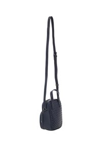Borsa a tracolla in pelle navale intrecciata, dalla forma piatta, con tracolla regolabile, chiusura con zip e doppi manici superiori. Texture liscia con hardware minimale.