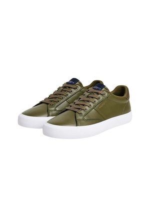 Paire de baskets basses vert olive avec des lacets marron et des semelles en caoutchouc blanches, avec le logo Hackett sur le côté et la languette.