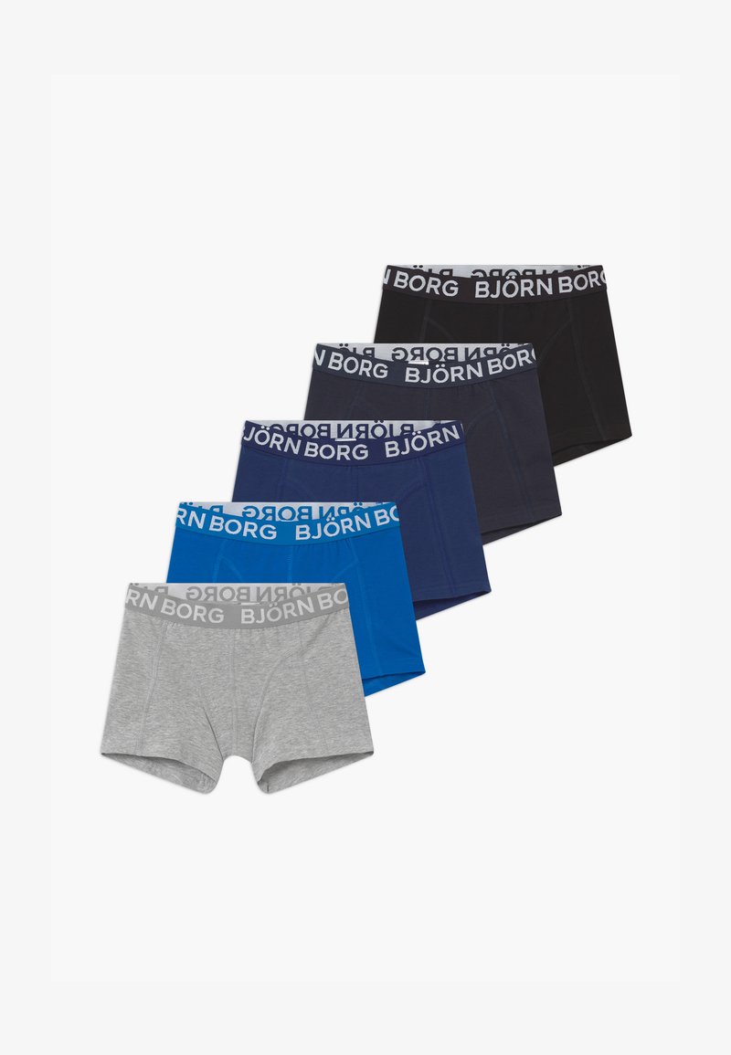 Boxerset i fem färger: grå, blå, marinblå, mörkblå och svart. Varje par har en märkesmidja i kontrasterande färger.