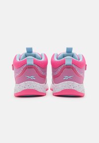 Rosa och ljusblåa sportskor med en texturerad tygöverdela, prickig vit mellansula och en dragflik vid hälen.