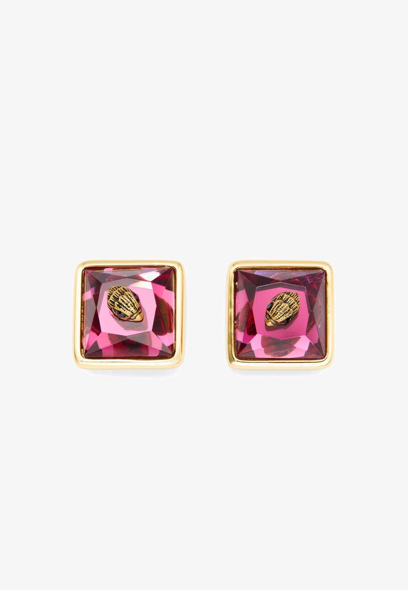 Boucles d'oreilles carrées avec une pierre facettée rose profond en métal doré, ornées d'un accent en forme de coquillage en relief au centre.